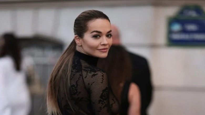 FOTOT/ Rita Ora tërheq vëmendjen në Javën e Modës në Paris, shfaqet me një fustan të tejdukshëm