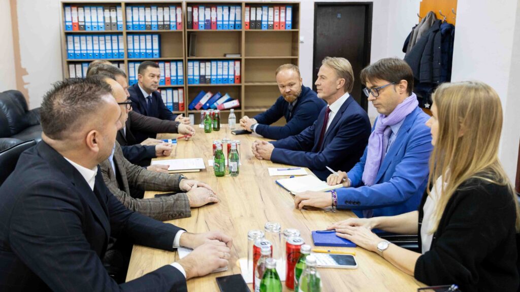 Orav takohet me kryetarët serbë në veri, mirëpret dorëzimin e qetë të pushtetit lokal