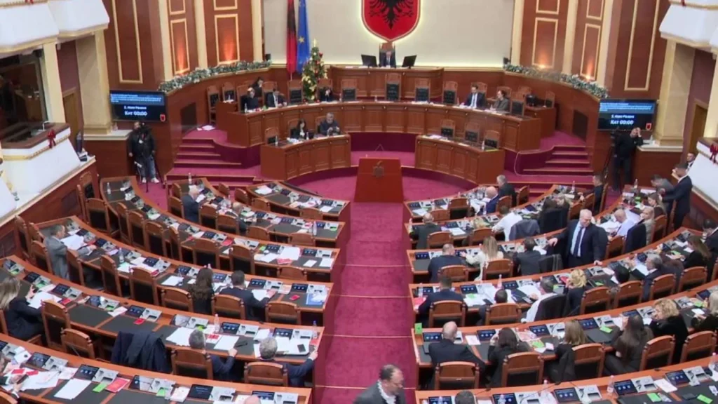 Kuvendi miraton “paqen fiskale”: Fshihen detyrimet deri në 2014, nis rivlerësimi me taksë 5%