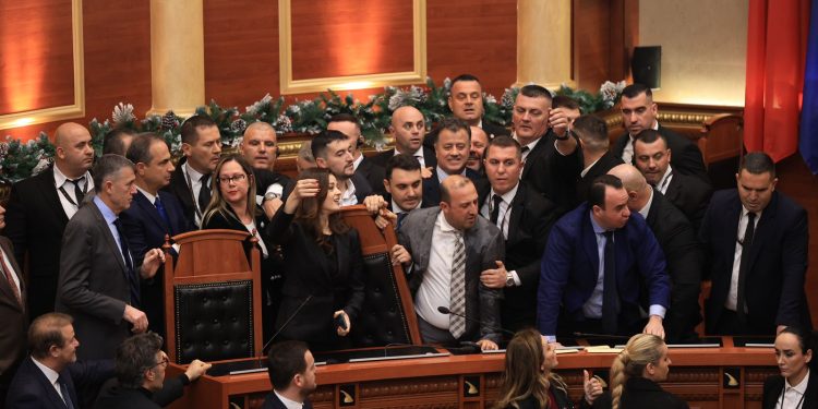 PS kërkon përjashtimin e 29 deputetëve të PD pas kaosit në Kuvend, mblidhet Etika! Opozita: Mbledhja të jetë e hapur 