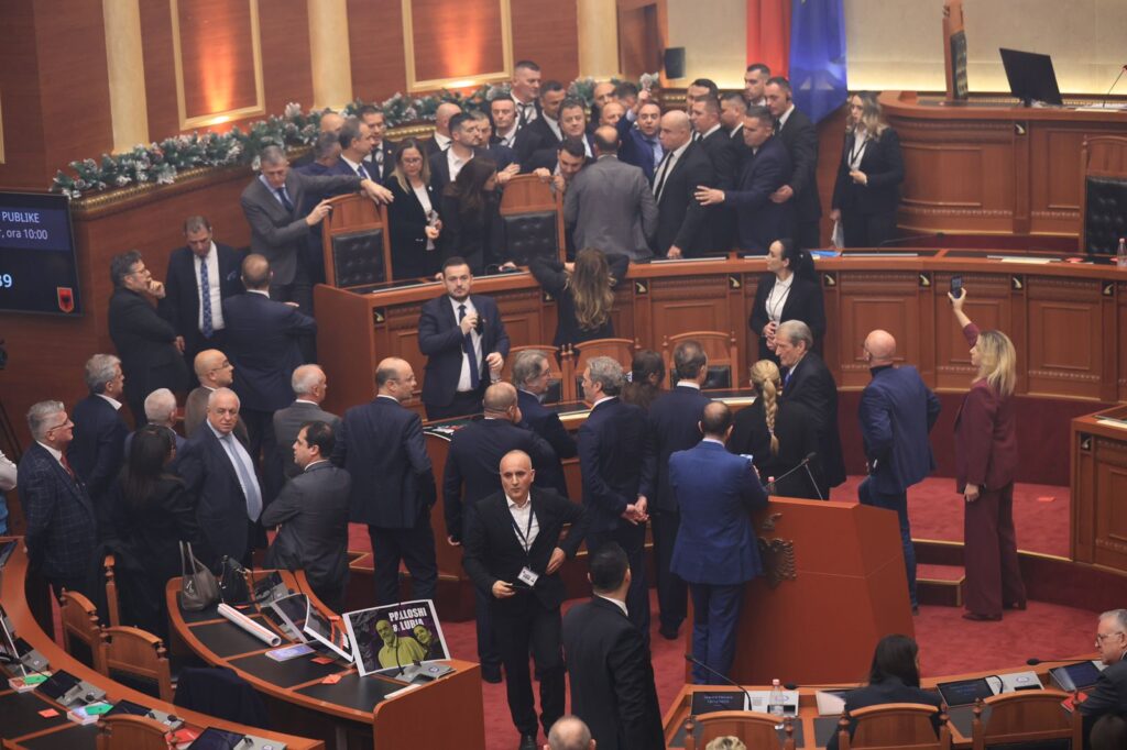 Tension, përplasje e tym flakësh në parlament, mbyllet seanca e sotme