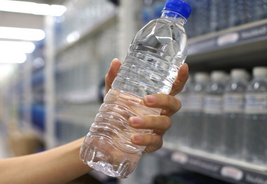 Uji i shisheve nuk është gjithmonë më i pastër se ai i rubinetit, paralajmëron studimi i fundit