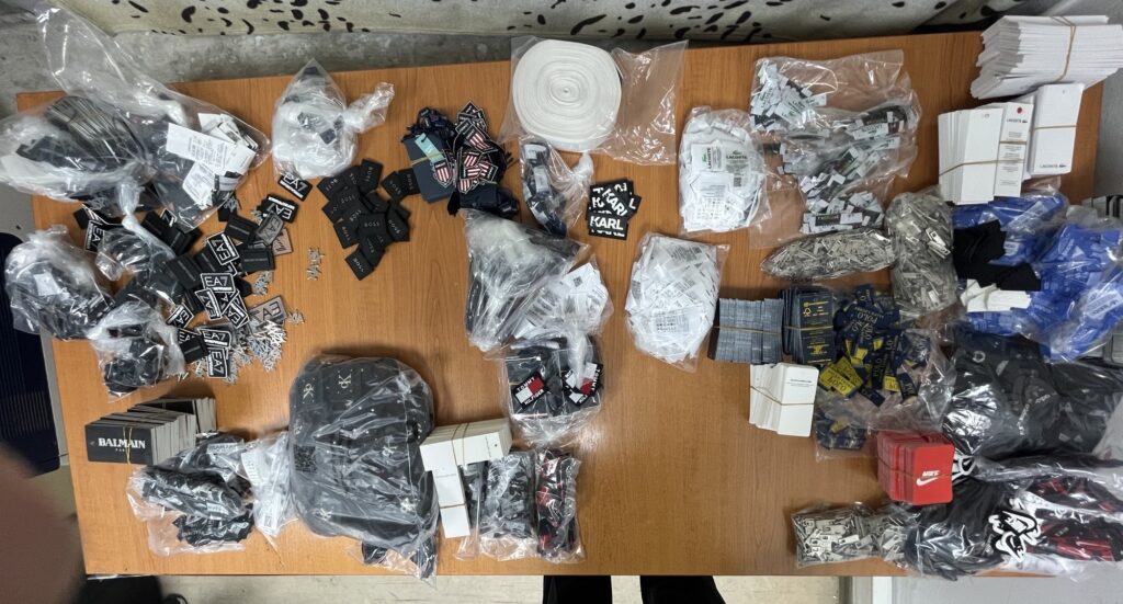 Ndalohet kontrabanda e etiketave të markave të njohura në Han të Elezit, sekuestrohen rreth 4 mijë e 500 copë