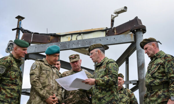 Komandanti i KFOR-it: Komunikimi me ushtrinë serbe është thelbësor për parandalimin e tensioneve