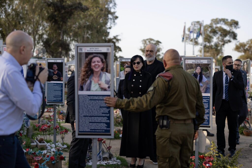 The current image has no alternative text. The file name is: rama-linda.jpg