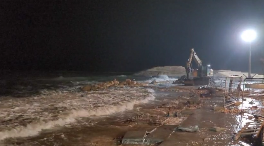 Moti i keq bllokon shëtitoren “Taulantia” në Durrës, zhavorri mbulon hapësirën publike