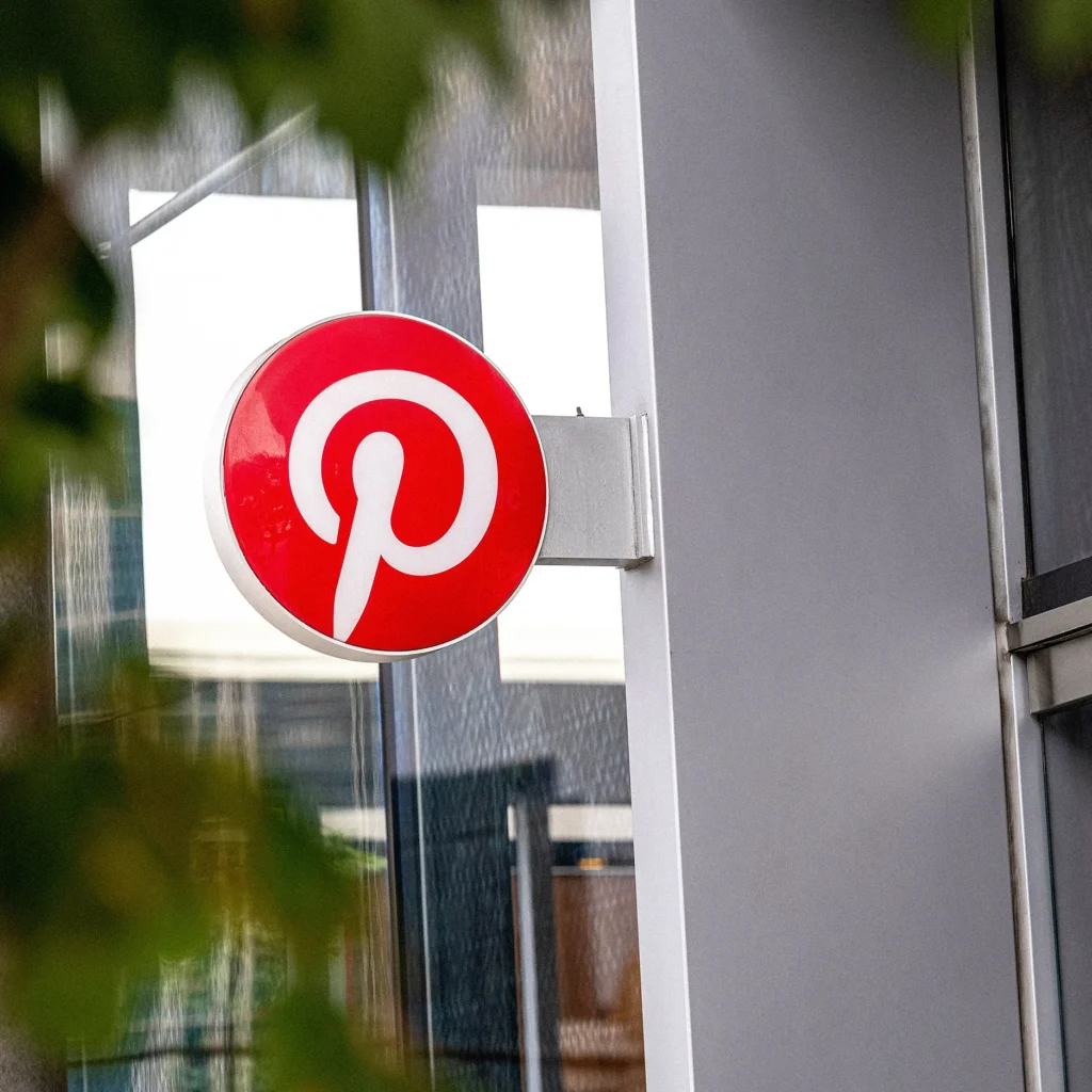 Pinterest shkarkon dy inxhinierë për shkelje të privatësisë gjatë pushimeve nga puna