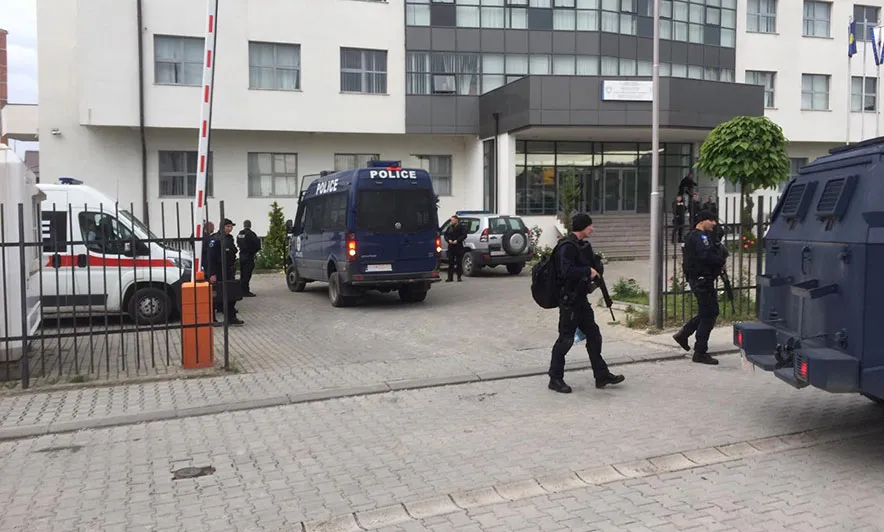 Sulm ndaj tre policëve në stacionin policor, arrestohet një person në Mitrovicë të Jugut