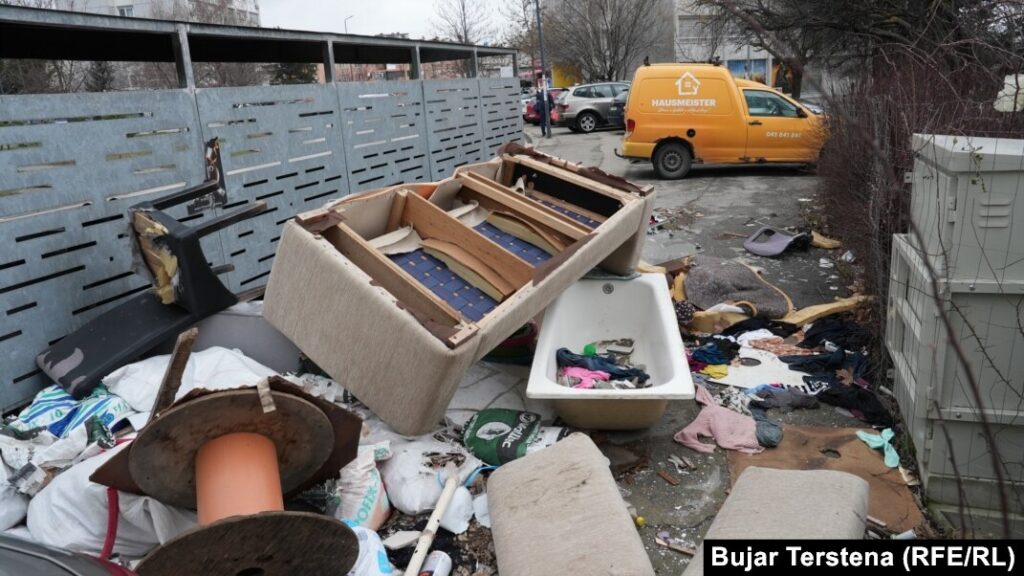 Lagjet e Prishtinës shndërrohen në mini-deponi, kamerat identifikojnë personat përgjegjës, po shiqptohen gjobat