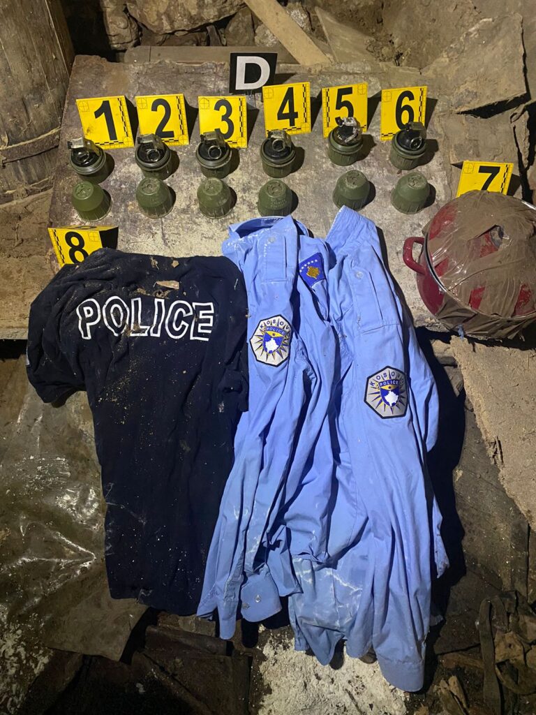 Policia e Kosovës gjen granata dore dhe pjesë uniformash në shtëpi të braktisur në Zubin Potok